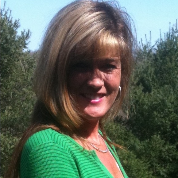 Meet your Posher, Stephanie/Posh Ambassador ❤️ - Picture 2 of 2